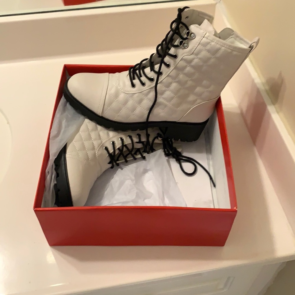 Never been worn wonderly boots.